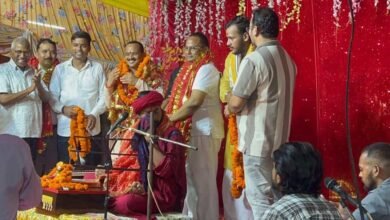 देवरिया के भटनी स्थित प्रसिद्ध जंगली जालपा दुर्गा मंदिर परिसर के राधे-श्रीकृष्ण मंदिर में जन्माष्टमी श्रद्धा और उल्लास से मनाई गई। मंदिर को फूलों और रंगीन रोशनी से सजाया गया। अयोध्या से आए विनियानंद महाराज ने कथा सुनाई। राधे-श्रीकृष्ण, शंकर-पार्वती और सुदामा की भव्य झांकियों ने श्रद्धालुओं का मन मोह लिया। मध्यरात्रि में श्रीकृष्ण जन्मोत्सव के बाद विशेष धार्मिक अनुष्ठान हुआ।