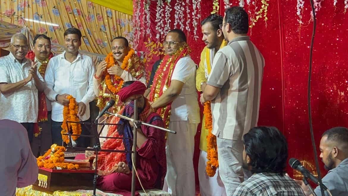 देवरिया के भटनी स्थित प्रसिद्ध जंगली जालपा दुर्गा मंदिर परिसर के राधे-श्रीकृष्ण मंदिर में जन्माष्टमी श्रद्धा और उल्लास से मनाई गई। मंदिर को फूलों और रंगीन रोशनी से सजाया गया। अयोध्या से आए विनियानंद महाराज ने कथा सुनाई। राधे-श्रीकृष्ण, शंकर-पार्वती और सुदामा की भव्य झांकियों ने श्रद्धालुओं का मन मोह लिया। मध्यरात्रि में श्रीकृष्ण जन्मोत्सव के बाद विशेष धार्मिक अनुष्ठान हुआ।