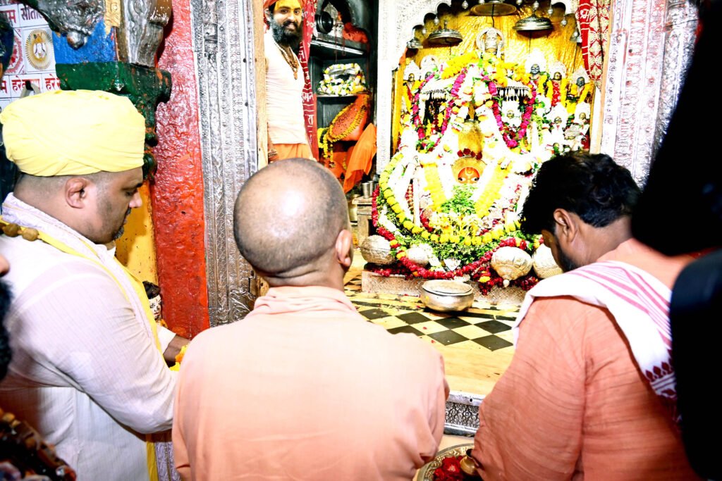 अयोध्या में मुख्यमंत्री योगी आदित्यनाथ ने हनुमानगढ़ी पहुंचकर हनुमान जी का दर्शन-पूजन किया। इसके बाद श्रीराम जन्मभूमि मंदिर में रामलला के दर्शन कर देश और प्रदेश की सुख-समृद्धि की कामना की। मुख्यमंत्री ने मंदिर परिसर की स्वच्छता, श्रद्धालु सुविधाओं और सुरक्षा व्यवस्था की समीक्षा करते हुए अधिकारियों को जरूरी निर्देश दिए। वहीं बुधवार 9 सितंबर को वाराणसी से राष्ट्रीय पोषण माह-2026 का शुभारंभ होगा। सीएम योगी ‘हमारी आंगनवाड़ी, हमारी जिम्मेदारी’ अभियान की शुरुआत करेंगे।