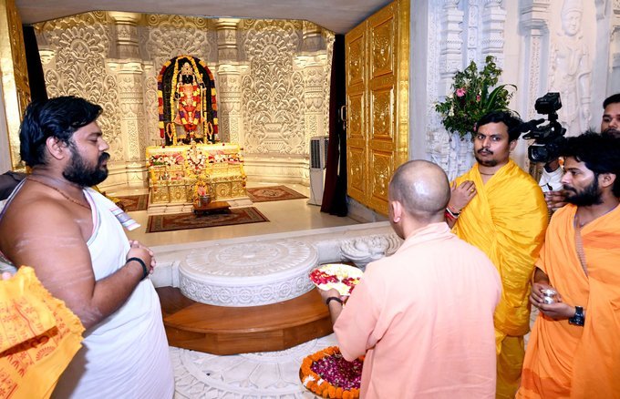 अयोध्या में मुख्यमंत्री योगी आदित्यनाथ ने हनुमानगढ़ी पहुंचकर हनुमान जी का दर्शन-पूजन किया। इसके बाद श्रीराम जन्मभूमि मंदिर में रामलला के दर्शन कर देश और प्रदेश की सुख-समृद्धि की कामना की। मुख्यमंत्री ने मंदिर परिसर की स्वच्छता, श्रद्धालु सुविधाओं और सुरक्षा व्यवस्था की समीक्षा करते हुए अधिकारियों को जरूरी निर्देश दिए। वहीं बुधवार 9 सितंबर को वाराणसी से राष्ट्रीय पोषण माह-2026 का शुभारंभ होगा। सीएम योगी ‘हमारी आंगनवाड़ी, हमारी जिम्मेदारी’ अभियान की शुरुआत करेंगे।