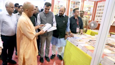 लखनऊ विश्वविद्यालय परिसर में गोमती पुस्तक महोत्सव-2026 के पांचवें संस्करण का भव्य शुभारंभ मुख्यमंत्री योगी आदित्यनाथ ने किया। राष्ट्रीय पुस्तक न्यास, भारत की ओर से आयोजित यह नौ दिवसीय महोत्सव 12 से 20 सितंबर तक चलेगा। यहां 121 प्रकाशकों के करीब 250 स्टॉल पर हजारों पुस्तकें उपलब्ध हैं। साहित्यिक संवाद, सांस्कृतिक प्रस्तुतियां, बाल गतिविधियां, कार्यशालाएं और डिजिटल पुस्तकालय आकर्षण का केंद्र हैं। महोत्सव में 7,000 से अधिक ई-पुस्तकों और विभिन्न भारतीय भाषाओं के साहित्य से परिचित होने का अवसर मिलेगा।