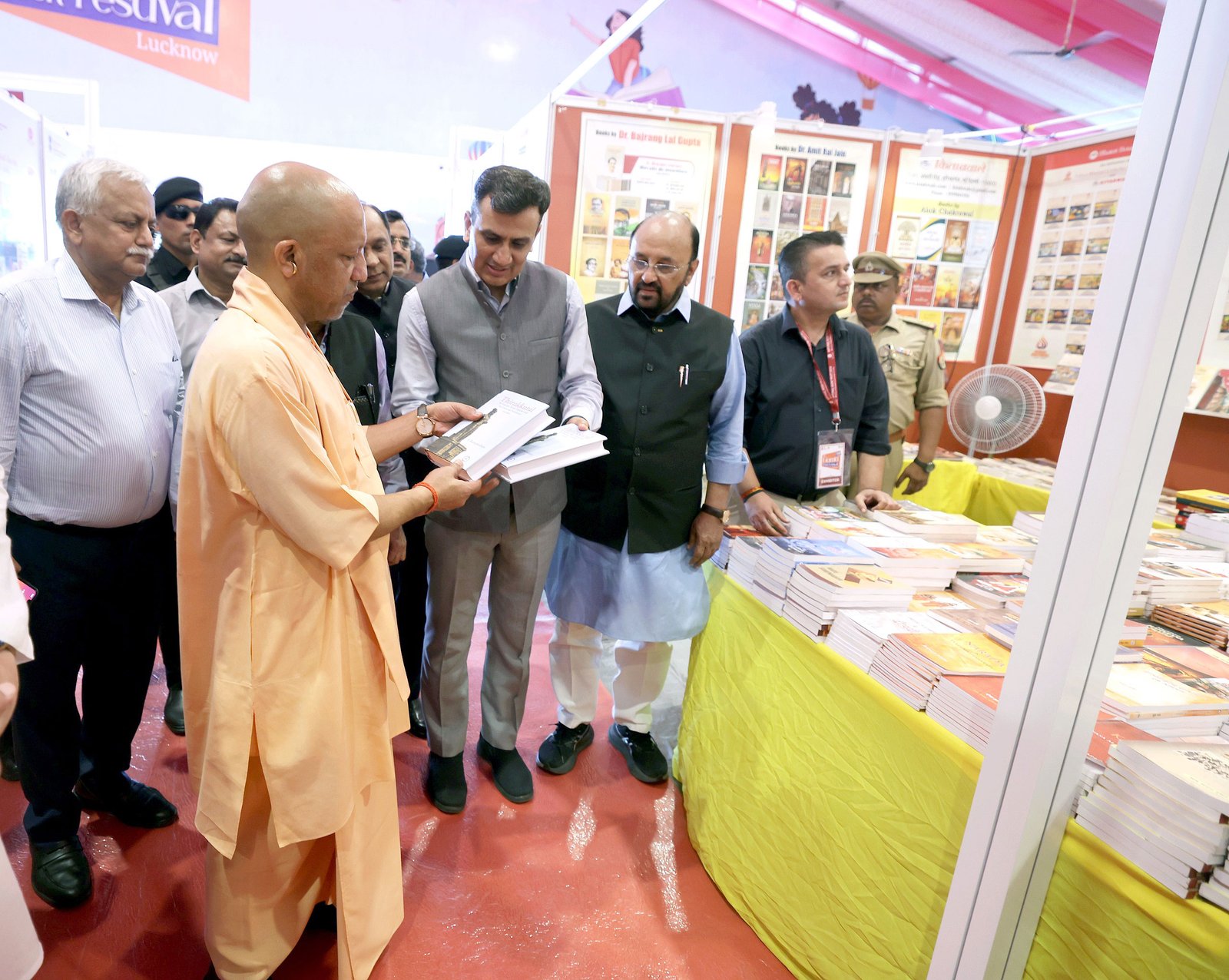 लखनऊ विश्वविद्यालय परिसर में गोमती पुस्तक महोत्सव-2026 के पांचवें संस्करण का भव्य शुभारंभ मुख्यमंत्री योगी आदित्यनाथ ने किया। राष्ट्रीय पुस्तक न्यास, भारत की ओर से आयोजित यह नौ दिवसीय महोत्सव 12 से 20 सितंबर तक चलेगा। यहां 121 प्रकाशकों के करीब 250 स्टॉल पर हजारों पुस्तकें उपलब्ध हैं। साहित्यिक संवाद, सांस्कृतिक प्रस्तुतियां, बाल गतिविधियां, कार्यशालाएं और डिजिटल पुस्तकालय आकर्षण का केंद्र हैं। महोत्सव में 7,000 से अधिक ई-पुस्तकों और विभिन्न भारतीय भाषाओं के साहित्य से परिचित होने का अवसर मिलेगा।