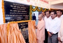 गोरखपुर में मुख्यमंत्री योगी आदित्यनाथ ने आईएमए के चैरिटेबल ब्लड सेंटर का लोकार्पण किया। समारोह में उन्होंने कहा कि पूर्वी उत्तर प्रदेश में कभी गंभीर चुनौती रहा इंसेफेलाइटिस अब समाप्त हो गया है। मुख्यमंत्री ने बीआरडी मेडिकल कॉलेज, गोरखपुर एम्स, मेडिकल कॉलेजों के विस्तार, एमबीबीएस सीटों में वृद्धि और निशुल्क डायलिसिस जैसी स्वास्थ्य सुविधाओं का उल्लेख किया। उन्होंने रक्तदान को जीवन बचाने वाली संवेदना बताते हुए चिकित्सकों और आम लोगों से स्वैच्छिक रक्तदान अभियान से जुड़ने की अपील की।