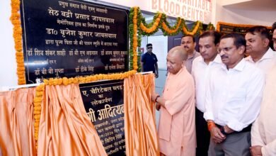 गोरखपुर में मुख्यमंत्री योगी आदित्यनाथ ने आईएमए के चैरिटेबल ब्लड सेंटर का लोकार्पण किया। समारोह में उन्होंने कहा कि पूर्वी उत्तर प्रदेश में कभी गंभीर चुनौती रहा इंसेफेलाइटिस अब समाप्त हो गया है। मुख्यमंत्री ने बीआरडी मेडिकल कॉलेज, गोरखपुर एम्स, मेडिकल कॉलेजों के विस्तार, एमबीबीएस सीटों में वृद्धि और निशुल्क डायलिसिस जैसी स्वास्थ्य सुविधाओं का उल्लेख किया। उन्होंने रक्तदान को जीवन बचाने वाली संवेदना बताते हुए चिकित्सकों और आम लोगों से स्वैच्छिक रक्तदान अभियान से जुड़ने की अपील की।