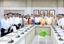 उत्तर प्रदेश प्रदूषण नियंत्रण बोर्ड में समूह ‘ख’ के 40 अधिकारियों की नियमित भर्ती पूरी होने के बाद नवचयनित अधिकारियों ने मुख्यमंत्री योगी आदित्यनाथ से मुलाकात की। चयनित अधिकारियों में 26 सहायक पर्यावरण अभियंता और 14 सहायक वैज्ञानिक अधिकारी शामिल हैं। नई चयन प्रक्रिया में लिखित परीक्षा को 85 प्रतिशत और साक्षात्कार को 15 प्रतिशत वेटेज दिया गया। सभी अधिकारियों को क्षेत्रीय तैनाती से पहले एक माह का प्रशिक्षण दिया जाएगा।