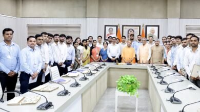 उत्तर प्रदेश प्रदूषण नियंत्रण बोर्ड में समूह ‘ख’ के 40 अधिकारियों की नियमित भर्ती पूरी होने के बाद नवचयनित अधिकारियों ने मुख्यमंत्री योगी आदित्यनाथ से मुलाकात की। चयनित अधिकारियों में 26 सहायक पर्यावरण अभियंता और 14 सहायक वैज्ञानिक अधिकारी शामिल हैं। नई चयन प्रक्रिया में लिखित परीक्षा को 85 प्रतिशत और साक्षात्कार को 15 प्रतिशत वेटेज दिया गया। सभी अधिकारियों को क्षेत्रीय तैनाती से पहले एक माह का प्रशिक्षण दिया जाएगा।