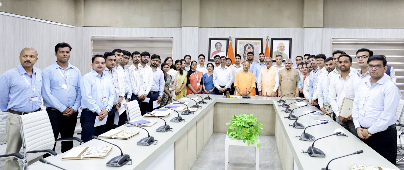 उत्तर प्रदेश प्रदूषण नियंत्रण बोर्ड में समूह ‘ख’ के 40 अधिकारियों की नियमित भर्ती पूरी होने के बाद नवचयनित अधिकारियों ने मुख्यमंत्री योगी आदित्यनाथ से मुलाकात की। चयनित अधिकारियों में 26 सहायक पर्यावरण अभियंता और 14 सहायक वैज्ञानिक अधिकारी शामिल हैं। नई चयन प्रक्रिया में लिखित परीक्षा को 85 प्रतिशत और साक्षात्कार को 15 प्रतिशत वेटेज दिया गया। सभी अधिकारियों को क्षेत्रीय तैनाती से पहले एक माह का प्रशिक्षण दिया जाएगा।