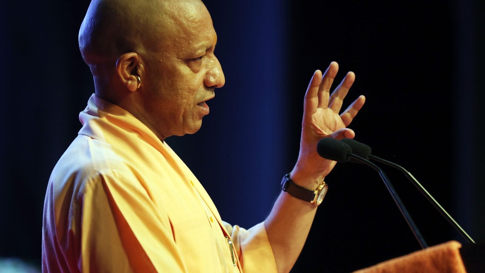 मथुरा में मुख्यमंत्री योगी आदित्यनाथ ने श्रीकृष्ण जन्माष्टमी के अवसर पर 1051 करोड़ रुपये की 229 विकास परियोजनाओं का लोकार्पण और शिलान्यास किया। वृंदावन में स्वामी हरिदास प्रेक्षागृह समेत कई परियोजनाओं की सौगात दी गई। सीएम ने ब्रज की सांस्कृतिक विरासत, सनातन परंपरा, पर्यटन विकास और मजबूत कानून व्यवस्था पर जोर दिया। उन्होंने कहा कि भारत अपनी विरासत से जुड़कर ही विकसित और आत्मनिर्भर राष्ट्र बनेगा।