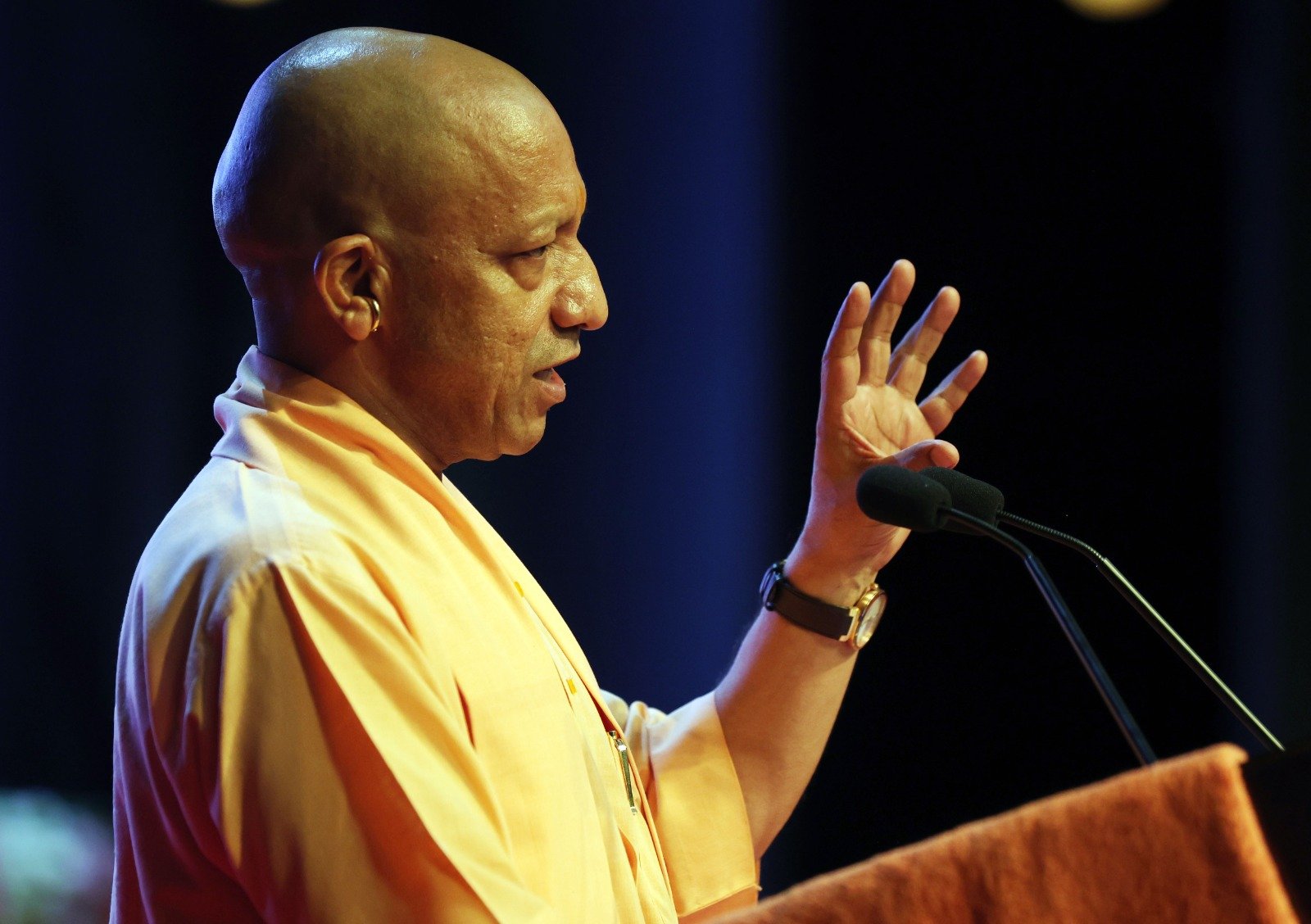 मथुरा में मुख्यमंत्री योगी आदित्यनाथ ने श्रीकृष्ण जन्माष्टमी के अवसर पर 1051 करोड़ रुपये की 229 विकास परियोजनाओं का लोकार्पण और शिलान्यास किया। वृंदावन में स्वामी हरिदास प्रेक्षागृह समेत कई परियोजनाओं की सौगात दी गई। सीएम ने ब्रज की सांस्कृतिक विरासत, सनातन परंपरा, पर्यटन विकास और मजबूत कानून व्यवस्था पर जोर दिया। उन्होंने कहा कि भारत अपनी विरासत से जुड़कर ही विकसित और आत्मनिर्भर राष्ट्र बनेगा।