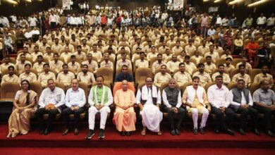 उत्तर प्रदेश सरकार ने UPCOS के जरिए आउटसोर्स कर्मचारियों के लिए भर्ती, तैनाती, वेतन और सामाजिक सुरक्षा को डिजिटल व जवाबदेह व्यवस्था से जोड़ने की पहल की है। नई व्यवस्था में हर महीने 1 से 5 तारीख के बीच वेतन, EPF-ESIC, शिकायत निस्तारण और नौकरी की सुरक्षा का प्रावधान है। करीब 3.5 लाख कर्मचारियों को सीधा लाभ मिलने की बात कही गई है। सामाजिक सुरक्षा के तहत ₹40 लाख तक दुर्घटना बीमा सहित परिवार के लिए भी विभिन्न सहायता प्रावधान हैं।