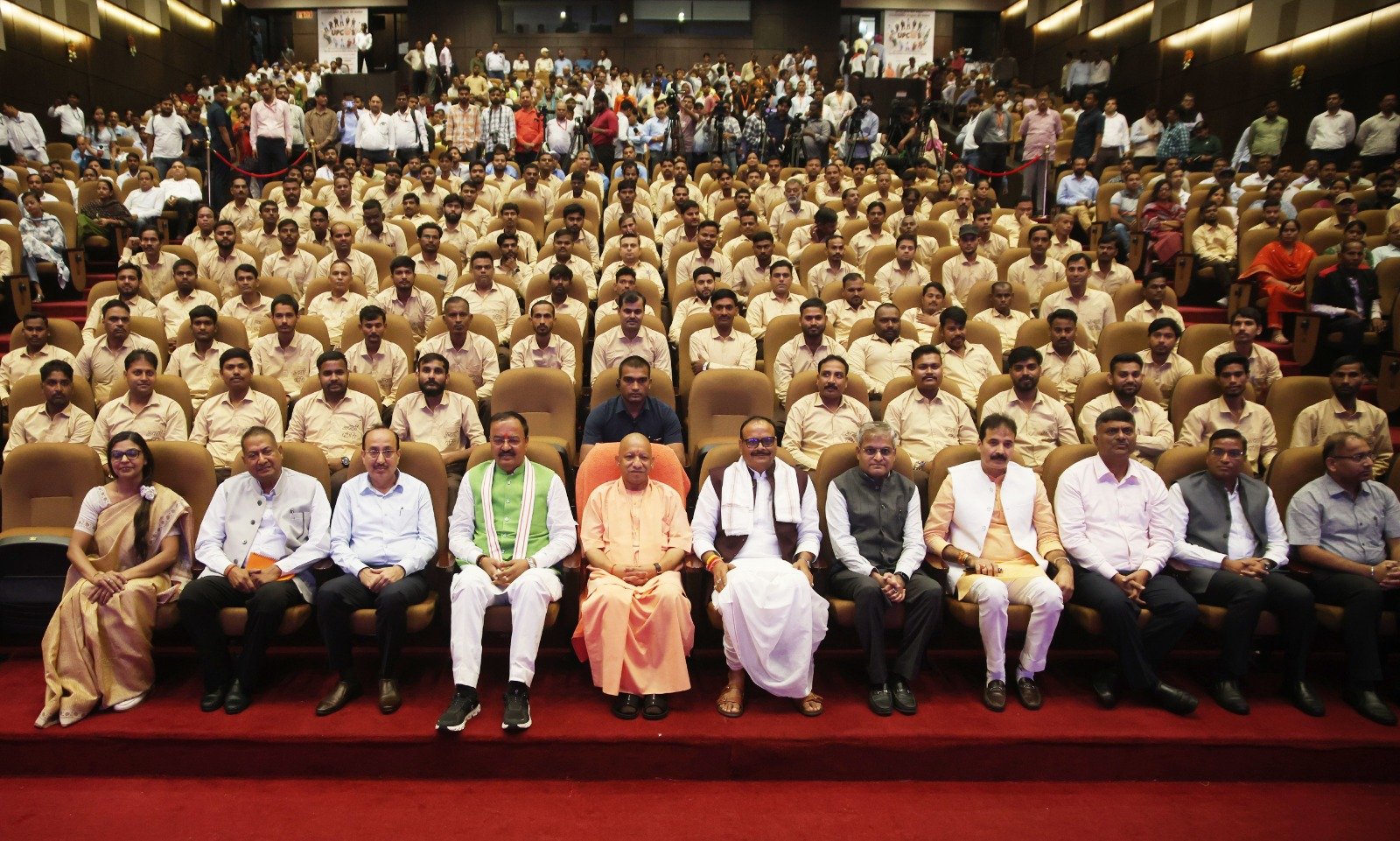 उत्तर प्रदेश सरकार ने UPCOS के जरिए आउटसोर्स कर्मचारियों के लिए भर्ती, तैनाती, वेतन और सामाजिक सुरक्षा को डिजिटल व जवाबदेह व्यवस्था से जोड़ने की पहल की है। नई व्यवस्था में हर महीने 1 से 5 तारीख के बीच वेतन, EPF-ESIC, शिकायत निस्तारण और नौकरी की सुरक्षा का प्रावधान है। करीब 3.5 लाख कर्मचारियों को सीधा लाभ मिलने की बात कही गई है। सामाजिक सुरक्षा के तहत ₹40 लाख तक दुर्घटना बीमा सहित परिवार के लिए भी विभिन्न सहायता प्रावधान हैं।