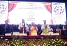 मुख्यमंत्री योगी आदित्यनाथ ने उत्तर प्रदेश आउटसोर्स सेवा निगम (UPCOS) का शुभारंभ कर आउटसोर्स कर्मियों के लिए नई व्यवस्था लागू करने की दिशा में बड़ा कदम उठाया है। इसके तहत समय पर पारिश्रमिक, EPF-ESI, नौकरी की सुरक्षा, शिकायत निस्तारण और डिजिटल मॉनिटरिंग की व्यवस्था होगी। मुख्यमंत्री के अनुसार, कर्मियों को 20 से 40 लाख रुपये तक दुर्घटना बीमा कवर और अन्य सामाजिक सुरक्षा सुविधाएं मिलेंगी। इससे 3.5 लाख से अधिक कर्मियों को लाभ मिलने की उम्मीद है।