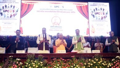 मुख्यमंत्री योगी आदित्यनाथ ने उत्तर प्रदेश आउटसोर्स सेवा निगम (UPCOS) का शुभारंभ कर आउटसोर्स कर्मियों के लिए नई व्यवस्था लागू करने की दिशा में बड़ा कदम उठाया है। इसके तहत समय पर पारिश्रमिक, EPF-ESI, नौकरी की सुरक्षा, शिकायत निस्तारण और डिजिटल मॉनिटरिंग की व्यवस्था होगी। मुख्यमंत्री के अनुसार, कर्मियों को 20 से 40 लाख रुपये तक दुर्घटना बीमा कवर और अन्य सामाजिक सुरक्षा सुविधाएं मिलेंगी। इससे 3.5 लाख से अधिक कर्मियों को लाभ मिलने की उम्मीद है।