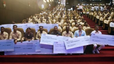 उत्तर प्रदेश सरकार ने करीब पांच लाख आउटसोर्स कार्मिकों के लिए बड़ी पहल की है। उत्तर प्रदेश आउटसोर्स सेवा निगम के गठन और UPCOS पोर्टल लॉन्च होने से भर्ती, जॉइनिंग, मानदेय, उपस्थिति, अवकाश और शिकायत समाधान की प्रक्रिया अधिक व्यवस्थित होगी। सरकार के अनुसार कर्मियों को सम्मानजनक मानदेय और सामाजिक सुरक्षा का लाभ मिलेगा। EPF और ESIC सुविधाओं को भी सुनिश्चित करने की व्यवस्था की गई है। मुख्यमंत्री योगी आदित्यनाथ ने लोकभवन में कर्मियों को चेक भी वितरित किए।