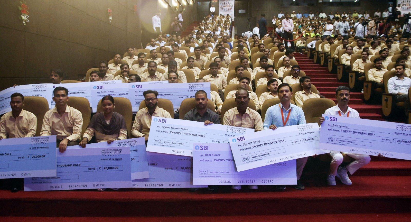 उत्तर प्रदेश सरकार ने करीब पांच लाख आउटसोर्स कार्मिकों के लिए बड़ी पहल की है। उत्तर प्रदेश आउटसोर्स सेवा निगम के गठन और UPCOS पोर्टल लॉन्च होने से भर्ती, जॉइनिंग, मानदेय, उपस्थिति, अवकाश और शिकायत समाधान की प्रक्रिया अधिक व्यवस्थित होगी। सरकार के अनुसार कर्मियों को सम्मानजनक मानदेय और सामाजिक सुरक्षा का लाभ मिलेगा। EPF और ESIC सुविधाओं को भी सुनिश्चित करने की व्यवस्था की गई है। मुख्यमंत्री योगी आदित्यनाथ ने लोकभवन में कर्मियों को चेक भी वितरित किए।