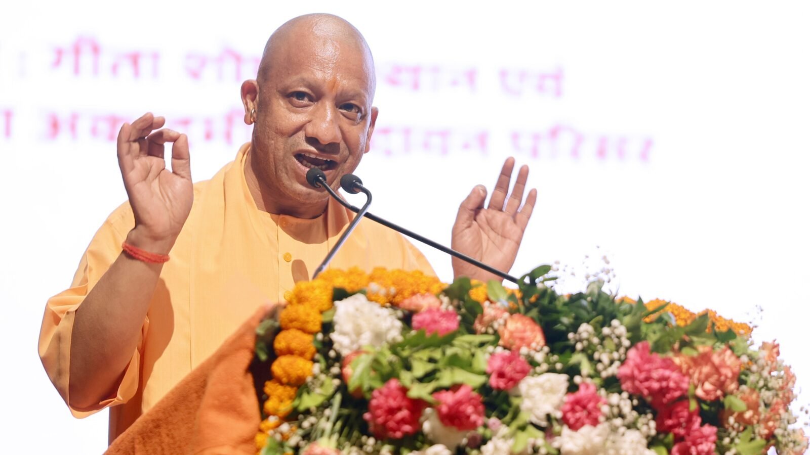 मुख्यमंत्री योगी आदित्यनाथ ने मथुरा में कहा कि उत्तर प्रदेश ने बीते वर्षों में चुनौतियों को अवसरों में बदलकर विकास की नई दिशा तय की है। उन्होंने 9.5 लाख सरकारी नौकरियां, निवेश से करीब 65 लाख रोजगार, ओडीओपी से 3.25 करोड़ लोगों की भागीदारी और धार्मिक पर्यटन से स्थानीय अर्थव्यवस्था को मजबूती मिलने का दावा किया। सीएम ने शिक्षा, कृषि, गन्ना भुगतान, कानून-व्यवस्था, एक्सप्रेसवे, मेट्रो, एयरपोर्ट और कौशल विकास पर भी सरकार की उपलब्धियां गिनाईं।