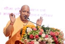 मुख्यमंत्री योगी आदित्यनाथ ने मथुरा में कहा कि उत्तर प्रदेश ने बीते वर्षों में चुनौतियों को अवसरों में बदलकर विकास की नई दिशा तय की है। उन्होंने 9.5 लाख सरकारी नौकरियां, निवेश से करीब 65 लाख रोजगार, ओडीओपी से 3.25 करोड़ लोगों की भागीदारी और धार्मिक पर्यटन से स्थानीय अर्थव्यवस्था को मजबूती मिलने का दावा किया। सीएम ने शिक्षा, कृषि, गन्ना भुगतान, कानून-व्यवस्था, एक्सप्रेसवे, मेट्रो, एयरपोर्ट और कौशल विकास पर भी सरकार की उपलब्धियां गिनाईं।