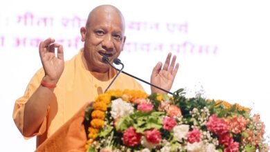 मुख्यमंत्री योगी आदित्यनाथ ने मथुरा में कहा कि उत्तर प्रदेश ने बीते वर्षों में चुनौतियों को अवसरों में बदलकर विकास की नई दिशा तय की है। उन्होंने 9.5 लाख सरकारी नौकरियां, निवेश से करीब 65 लाख रोजगार, ओडीओपी से 3.25 करोड़ लोगों की भागीदारी और धार्मिक पर्यटन से स्थानीय अर्थव्यवस्था को मजबूती मिलने का दावा किया। सीएम ने शिक्षा, कृषि, गन्ना भुगतान, कानून-व्यवस्था, एक्सप्रेसवे, मेट्रो, एयरपोर्ट और कौशल विकास पर भी सरकार की उपलब्धियां गिनाईं।