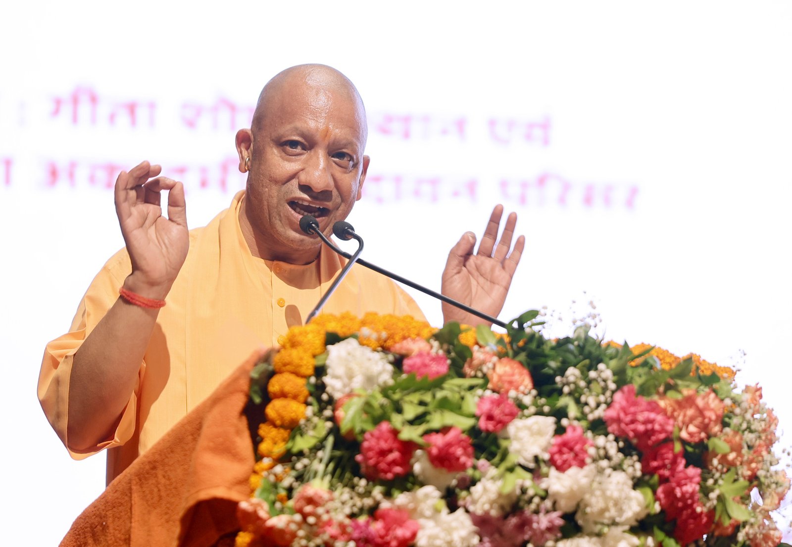 मुख्यमंत्री योगी आदित्यनाथ ने मथुरा में कहा कि उत्तर प्रदेश ने बीते वर्षों में चुनौतियों को अवसरों में बदलकर विकास की नई दिशा तय की है। उन्होंने 9.5 लाख सरकारी नौकरियां, निवेश से करीब 65 लाख रोजगार, ओडीओपी से 3.25 करोड़ लोगों की भागीदारी और धार्मिक पर्यटन से स्थानीय अर्थव्यवस्था को मजबूती मिलने का दावा किया। सीएम ने शिक्षा, कृषि, गन्ना भुगतान, कानून-व्यवस्था, एक्सप्रेसवे, मेट्रो, एयरपोर्ट और कौशल विकास पर भी सरकार की उपलब्धियां गिनाईं।