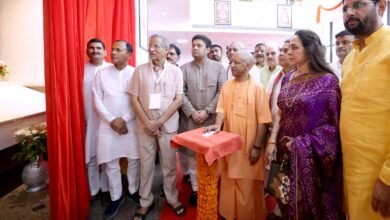 मथुरा में जन्माष्टमी से एक दिन पहले मुख्यमंत्री योगी आदित्यनाथ ने ब्रजवासियों को विकास परियोजनाओं और जनकल्याणकारी योजनाओं की सौगात दी। उन्होंने स्वामी हरिदास प्रेक्षागृह का लोकार्पण किया, संतों को सम्मानित किया और 7240 लाभार्थियों को विभिन्न योजनाओं के तहत सहायता राशि वितरित की। सीएम ने बच्चों का अन्नप्राशन कराया, स्वयं सहायता समूहों के स्टॉल देखे तथा लाभार्थियों को चेक, स्वीकृति पत्र, प्रमाण पत्र और चाबियां प्रदान कीं।