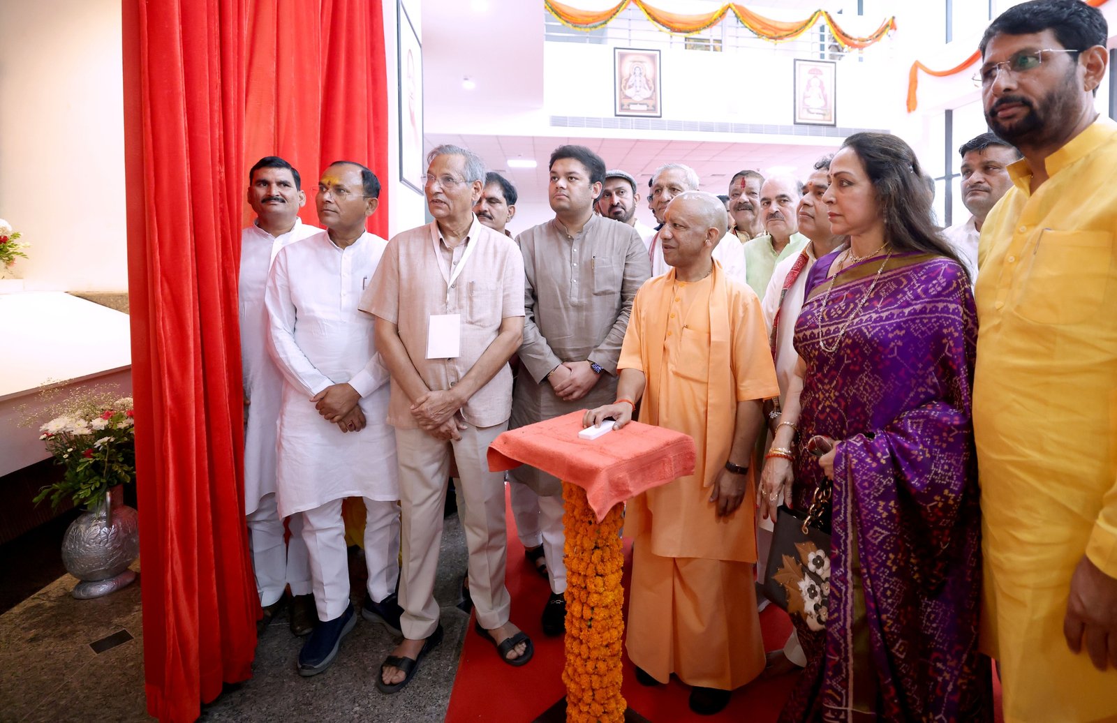मथुरा में जन्माष्टमी से एक दिन पहले मुख्यमंत्री योगी आदित्यनाथ ने ब्रजवासियों को विकास परियोजनाओं और जनकल्याणकारी योजनाओं की सौगात दी। उन्होंने स्वामी हरिदास प्रेक्षागृह का लोकार्पण किया, संतों को सम्मानित किया और 7240 लाभार्थियों को विभिन्न योजनाओं के तहत सहायता राशि वितरित की। सीएम ने बच्चों का अन्नप्राशन कराया, स्वयं सहायता समूहों के स्टॉल देखे तथा लाभार्थियों को चेक, स्वीकृति पत्र, प्रमाण पत्र और चाबियां प्रदान कीं।