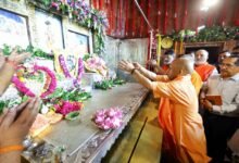 मथुरा में श्रीकृष्ण जन्माष्टमी के पावन अवसर पर मुख्यमंत्री योगी आदित्यनाथ ने श्रीकृष्ण जन्मभूमि मंदिर पहुंचकर बाल कृष्ण के दर्शन और विशेष पूजन किया। मुख्यमंत्री के रूप में यह उनका 20वां दर्शन रहा। चांदी से सजे गर्भगृह की दिव्य छटा निहारने के बाद उन्होंने योगमाया मंदिर, केशवदेव मंदिर और भागवत भवन में भी पूजा-अर्चना की। सीएम ने गोपूजन किया, श्रद्धालुओं पर पुष्प वर्षा की और सांस्कृतिक कलाकारों का उत्साहवर्धन किया।