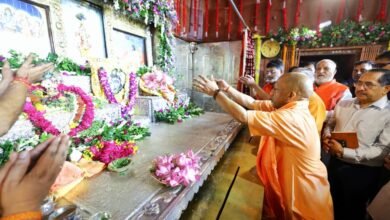 मथुरा में श्रीकृष्ण जन्माष्टमी के पावन अवसर पर मुख्यमंत्री योगी आदित्यनाथ ने श्रीकृष्ण जन्मभूमि मंदिर पहुंचकर बाल कृष्ण के दर्शन और विशेष पूजन किया। मुख्यमंत्री के रूप में यह उनका 20वां दर्शन रहा। चांदी से सजे गर्भगृह की दिव्य छटा निहारने के बाद उन्होंने योगमाया मंदिर, केशवदेव मंदिर और भागवत भवन में भी पूजा-अर्चना की। सीएम ने गोपूजन किया, श्रद्धालुओं पर पुष्प वर्षा की और सांस्कृतिक कलाकारों का उत्साहवर्धन किया।