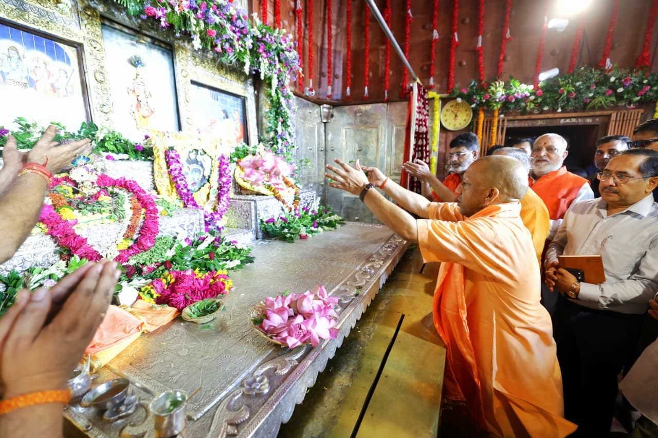 मथुरा में श्रीकृष्ण जन्माष्टमी के पावन अवसर पर मुख्यमंत्री योगी आदित्यनाथ ने श्रीकृष्ण जन्मभूमि मंदिर पहुंचकर बाल कृष्ण के दर्शन और विशेष पूजन किया। मुख्यमंत्री के रूप में यह उनका 20वां दर्शन रहा। चांदी से सजे गर्भगृह की दिव्य छटा निहारने के बाद उन्होंने योगमाया मंदिर, केशवदेव मंदिर और भागवत भवन में भी पूजा-अर्चना की। सीएम ने गोपूजन किया, श्रद्धालुओं पर पुष्प वर्षा की और सांस्कृतिक कलाकारों का उत्साहवर्धन किया।