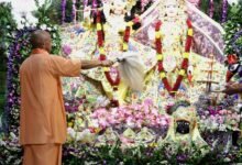 मथुरा में श्रीकृष्ण जन्मभूमि मंदिर से मुख्यमंत्री योगी आदित्यनाथ ने ब्रजभूमि के भव्य विकास का बड़ा ऐलान किया। उन्होंने कहा कि अयोध्या और काशी की तर्ज पर मथुरा-वृंदावन समेत पूरे ब्रज क्षेत्र को जनभावनाओं के अनुरूप विकसित किया जाएगा। मुख्यमंत्री ने श्रद्धालुओं की सुविधाओं, सांस्कृतिक विरासत और धार्मिक पर्यटन को मजबूत करने पर जोर दिया। उन्होंने जन्माष्टमी पर प्रदेशवासियों को शुभकामनाएं देते हुए विकसित उत्तर प्रदेश और विकसित भारत का संकल्प दोहराया।