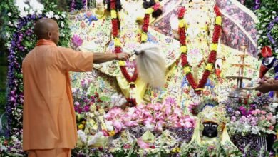 मथुरा में श्रीकृष्ण जन्मभूमि मंदिर से मुख्यमंत्री योगी आदित्यनाथ ने ब्रजभूमि के भव्य विकास का बड़ा ऐलान किया। उन्होंने कहा कि अयोध्या और काशी की तर्ज पर मथुरा-वृंदावन समेत पूरे ब्रज क्षेत्र को जनभावनाओं के अनुरूप विकसित किया जाएगा। मुख्यमंत्री ने श्रद्धालुओं की सुविधाओं, सांस्कृतिक विरासत और धार्मिक पर्यटन को मजबूत करने पर जोर दिया। उन्होंने जन्माष्टमी पर प्रदेशवासियों को शुभकामनाएं देते हुए विकसित उत्तर प्रदेश और विकसित भारत का संकल्प दोहराया।