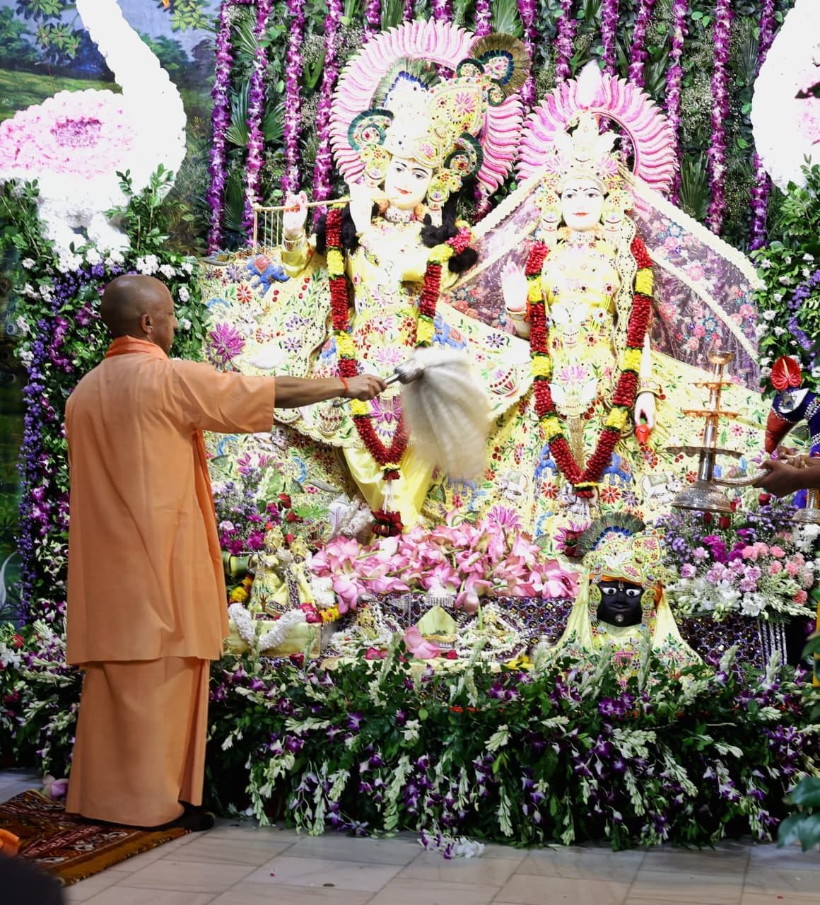 मथुरा में श्रीकृष्ण जन्मभूमि मंदिर से मुख्यमंत्री योगी आदित्यनाथ ने ब्रजभूमि के भव्य विकास का बड़ा ऐलान किया। उन्होंने कहा कि अयोध्या और काशी की तर्ज पर मथुरा-वृंदावन समेत पूरे ब्रज क्षेत्र को जनभावनाओं के अनुरूप विकसित किया जाएगा। मुख्यमंत्री ने श्रद्धालुओं की सुविधाओं, सांस्कृतिक विरासत और धार्मिक पर्यटन को मजबूत करने पर जोर दिया। उन्होंने जन्माष्टमी पर प्रदेशवासियों को शुभकामनाएं देते हुए विकसित उत्तर प्रदेश और विकसित भारत का संकल्प दोहराया।