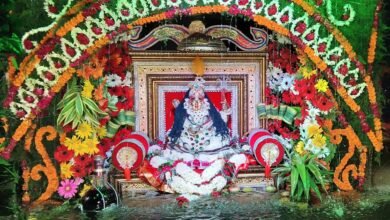 वाराणसी के कमच्छा स्थित प्राचीन श्री बाबा बटुक भैरव मंदिर में रविवार को हरियाली एवं जल विहार श्रृंगार का भव्य आयोजन हुआ। बाबा बटुक भैरव स्वर्णमयी आसन पर बालरूप में विराजमान होकर भक्तों को दर्शन दिए। फूल-पत्तियों, कश्मीरी फूलों और बर्फ से सजी झांकी ने मंदिर परिसर को दिव्य स्वरूप प्रदान किया। बाबा का 51 किलो पंचमेवे से विशेष श्रृंगार हुआ। रात में 1008 बत्ती और सवा किलो कपूर से महाआरती तथा 51 भक्तों के डमरू वादन ने वातावरण को शिवमय बना दिया।