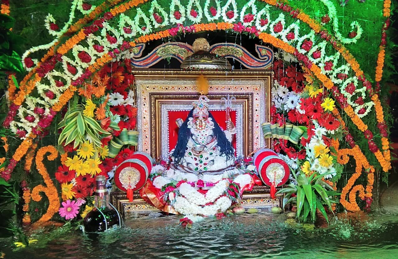 वाराणसी के कमच्छा स्थित प्राचीन श्री बाबा बटुक भैरव मंदिर में रविवार को हरियाली एवं जल विहार श्रृंगार का भव्य आयोजन हुआ। बाबा बटुक भैरव स्वर्णमयी आसन पर बालरूप में विराजमान होकर भक्तों को दर्शन दिए। फूल-पत्तियों, कश्मीरी फूलों और बर्फ से सजी झांकी ने मंदिर परिसर को दिव्य स्वरूप प्रदान किया। बाबा का 51 किलो पंचमेवे से विशेष श्रृंगार हुआ। रात में 1008 बत्ती और सवा किलो कपूर से महाआरती तथा 51 भक्तों के डमरू वादन ने वातावरण को शिवमय बना दिया।