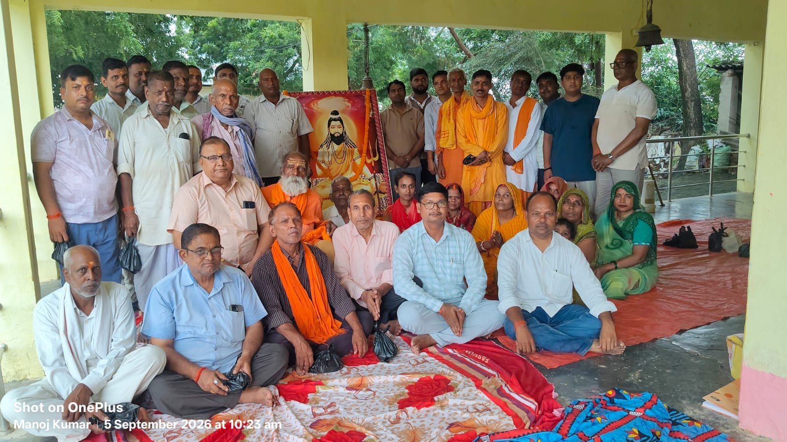 भलुअनी, देवरिया में मद्धेशिया-कान्दू समाज के कुलगुरु संत शिरोमणि बाबा गणिनाथ जी महाराज की जयंती श्रद्धा और उत्साह के साथ मनाई गई। गायत्री माता मंदिर परिसर में विधि-विधान से पूजा-अर्चना और धार्मिक कार्यक्रम आयोजित हुआ। मुख्य अतिथि जिलाध्यक्ष द्वारिका प्रसाद मद्धेशिया समेत समाज के प्रमुख लोगों ने बाबा गणिनाथ जी के जीवन, आदर्शों और समाज के प्रति योगदान पर प्रकाश डाला। समारोह में सैकड़ों महिला-पुरुष श्रद्धालु शामिल हुए और सामाजिक एकता, सेवा व संस्कारों को आगे बढ़ाने का संकल्प लिया।