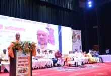 गोरखपुर में शिक्षक दिवस पर आयोजित राज्य अध्यापक पुरस्कार एवं मुख्यमंत्री अध्यापक पुरस्कार समारोह में मुख्यमंत्री योगी आदित्यनाथ ने 81 शिक्षकों को अपने हाथों से सम्मानित किया। इनमें बेसिक शिक्षा विभाग के 61 और माध्यमिक शिक्षा विभाग के 20 शिक्षक शामिल रहे। पुरस्कार प्रदान करते समय सीएम योगी ने शिक्षकों से आत्मीय संवाद कर उन्हें बधाई और प्रोत्साहन दिया। मुख्यमंत्री ने शिक्षा व्यवस्था में बदलाव, तकनीक, नवाचार और शिक्षकों की भूमिका पर जोर देते हुए कहा कि शिक्षक ही बच्चों और देश का भविष्य गढ़ते हैं।