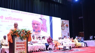 गोरखपुर में शिक्षक दिवस पर आयोजित राज्य अध्यापक पुरस्कार एवं मुख्यमंत्री अध्यापक पुरस्कार समारोह में मुख्यमंत्री योगी आदित्यनाथ ने 81 शिक्षकों को अपने हाथों से सम्मानित किया। इनमें बेसिक शिक्षा विभाग के 61 और माध्यमिक शिक्षा विभाग के 20 शिक्षक शामिल रहे। पुरस्कार प्रदान करते समय सीएम योगी ने शिक्षकों से आत्मीय संवाद कर उन्हें बधाई और प्रोत्साहन दिया। मुख्यमंत्री ने शिक्षा व्यवस्था में बदलाव, तकनीक, नवाचार और शिक्षकों की भूमिका पर जोर देते हुए कहा कि शिक्षक ही बच्चों और देश का भविष्य गढ़ते हैं।