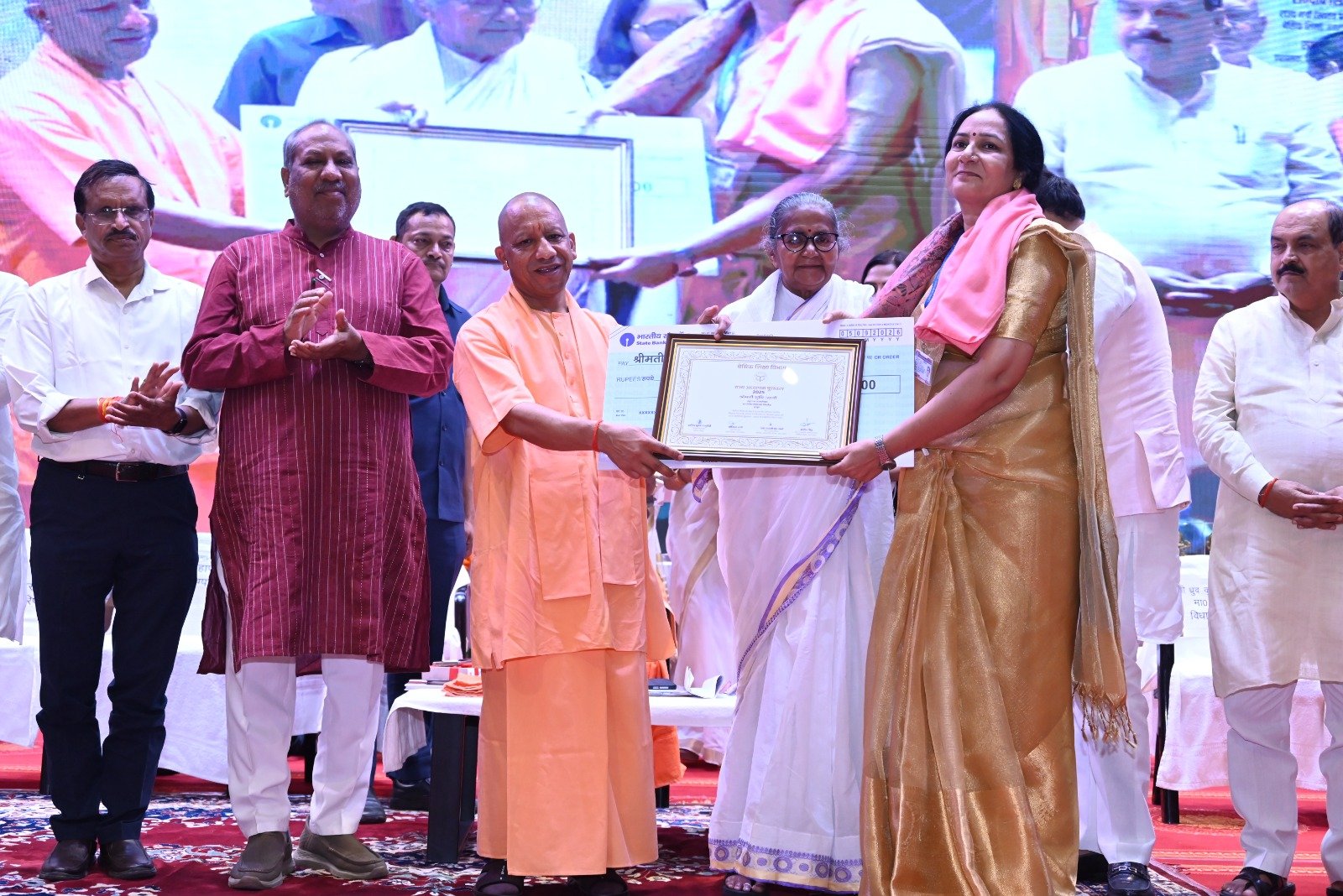गोरखपुर में शिक्षक दिवस के अवसर पर आयोजित सम्मान समारोह में मुख्यमंत्री योगी आदित्यनाथ ने प्रदेश के 81 उत्कृष्ट शिक्षकों को सम्मानित किया। तय कार्यक्रम में केवल 10 शिक्षकों को मुख्यमंत्री के हाथों पुरस्कार मिलना था, लेकिन सीएम योगी ने सभी चयनित शिक्षकों की भावनाओं का सम्मान करते हुए 71 अन्य शिक्षकों को भी स्वयं पुरस्कार प्रदान किया। बेसिक शिक्षा के 61 और माध्यमिक शिक्षा के 20 शिक्षक सम्मानित हुए। प्रत्येक शिक्षक को प्रशस्ति पत्र और 25 हजार रुपये की पुरस्कार राशि का प्रतीकात्मक चेक दिया गया।