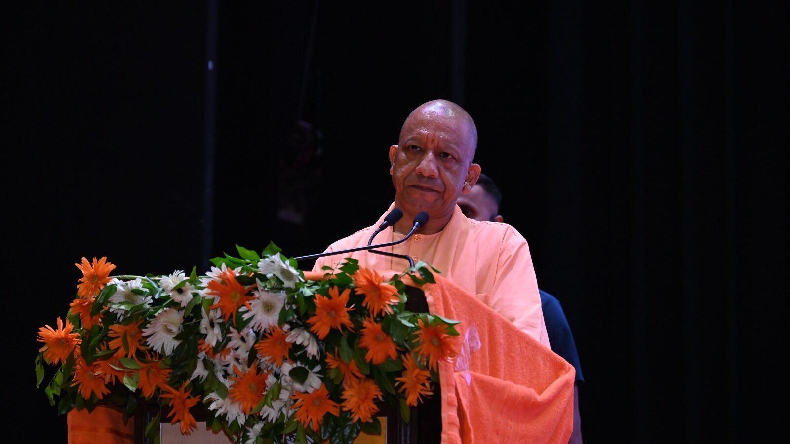 उत्तर प्रदेश में योगी सरकार हथकरघा और वस्त्रोद्योग को नई ऊंचाई देने की दिशा में आगे बढ़ रही है। लखनऊ में 8 और 9 सितंबर को UP Tex-2026 का आयोजन होगा, जिसमें देश के प्रमुख वस्त्र कारोबारी और निर्माता शामिल होंगे। सरकार की योजनाओं से बुनकरों, पावरलूम इकाइयों और निवेशकों को लाभ मिल रहा है। वहीं अयोध्या में मंगलवार को राज्यस्तरीय समारोह में करीब 15 हजार आंगनबाड़ी कार्यकर्त्रियों का सम्मान मुख्यमंत्री योगी आदित्यनाथ करेंगे। इसके बाद वह हनुमानगढ़ी और राम मंदिर में दर्शन-पूजन करेंगे।