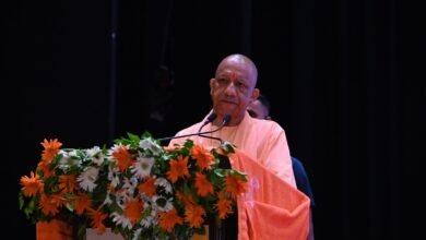 उत्तर प्रदेश में योगी सरकार हथकरघा और वस्त्रोद्योग को नई ऊंचाई देने की दिशा में आगे बढ़ रही है। लखनऊ में 8 और 9 सितंबर को UP Tex-2026 का आयोजन होगा, जिसमें देश के प्रमुख वस्त्र कारोबारी और निर्माता शामिल होंगे। सरकार की योजनाओं से बुनकरों, पावरलूम इकाइयों और निवेशकों को लाभ मिल रहा है। वहीं अयोध्या में मंगलवार को राज्यस्तरीय समारोह में करीब 15 हजार आंगनबाड़ी कार्यकर्त्रियों का सम्मान मुख्यमंत्री योगी आदित्यनाथ करेंगे। इसके बाद वह हनुमानगढ़ी और राम मंदिर में दर्शन-पूजन करेंगे।