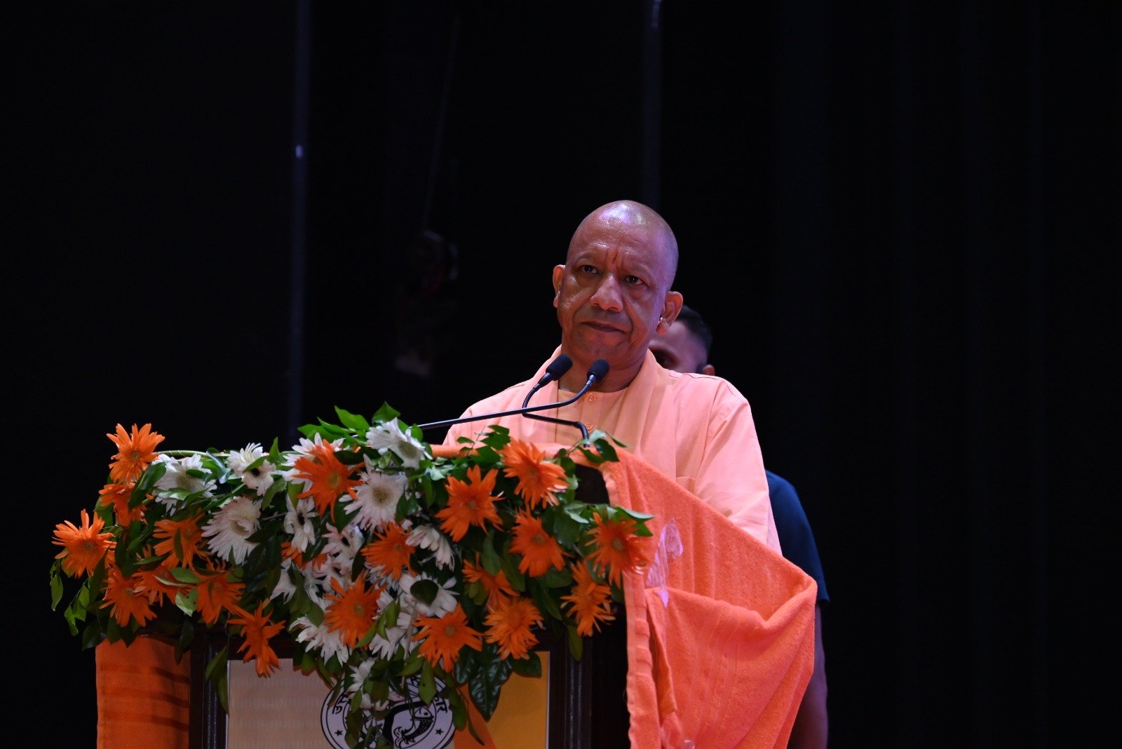 उत्तर प्रदेश में योगी सरकार हथकरघा और वस्त्रोद्योग को नई ऊंचाई देने की दिशा में आगे बढ़ रही है। लखनऊ में 8 और 9 सितंबर को UP Tex-2026 का आयोजन होगा, जिसमें देश के प्रमुख वस्त्र कारोबारी और निर्माता शामिल होंगे। सरकार की योजनाओं से बुनकरों, पावरलूम इकाइयों और निवेशकों को लाभ मिल रहा है। वहीं अयोध्या में मंगलवार को राज्यस्तरीय समारोह में करीब 15 हजार आंगनबाड़ी कार्यकर्त्रियों का सम्मान मुख्यमंत्री योगी आदित्यनाथ करेंगे। इसके बाद वह हनुमानगढ़ी और राम मंदिर में दर्शन-पूजन करेंगे।