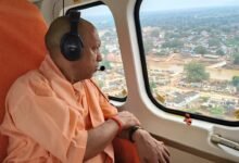चित्रकूट में मंदाकिनी नदी की भीषण बाढ़ के बाद मुख्यमंत्री योगी आदित्यनाथ ने प्रभावित क्षेत्रों का हवाई और स्थलीय निरीक्षण किया। रामायण मेला परिसर में आयोजित कार्यक्रम में 800 बाढ़ प्रभावित परिवारों को राहत सामग्री वितरित की गई। आश्रयहीन परिवारों को भूमि आवंटन प्रमाण पत्र और आपदा राहत राशि भी दी गई। सीएम योगी ने कहा कि गरीब, किसान, व्यापारी, महिलाएं और साधु-संत खुद को अकेला न समझें। बाढ़ से फसल, सड़क, घाट और बिजली व्यवस्था को हुए नुकसान की भरपाई में धन की कमी नहीं होगी।
