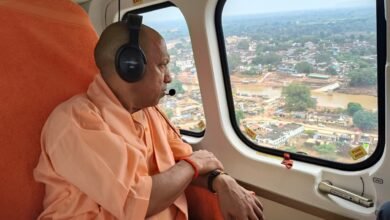 चित्रकूट में मंदाकिनी नदी की भीषण बाढ़ के बाद मुख्यमंत्री योगी आदित्यनाथ ने प्रभावित क्षेत्रों का हवाई और स्थलीय निरीक्षण किया। रामायण मेला परिसर में आयोजित कार्यक्रम में 800 बाढ़ प्रभावित परिवारों को राहत सामग्री वितरित की गई। आश्रयहीन परिवारों को भूमि आवंटन प्रमाण पत्र और आपदा राहत राशि भी दी गई। सीएम योगी ने कहा कि गरीब, किसान, व्यापारी, महिलाएं और साधु-संत खुद को अकेला न समझें। बाढ़ से फसल, सड़क, घाट और बिजली व्यवस्था को हुए नुकसान की भरपाई में धन की कमी नहीं होगी।