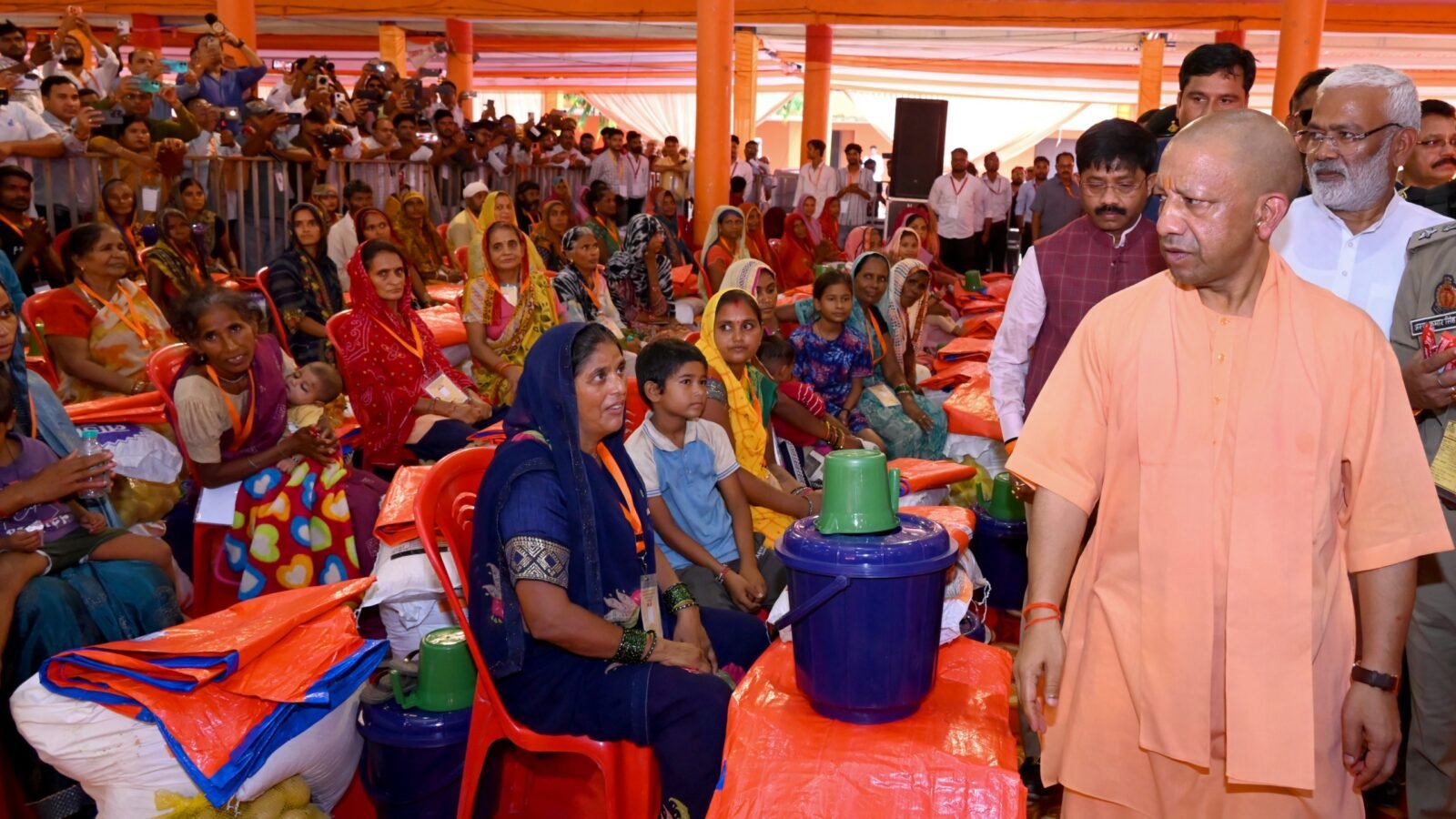 चित्रकूट में बाढ़ प्रभावित क्षेत्रों का मुख्यमंत्री योगी आदित्यनाथ ने हवाई और जमीनी निरीक्षण किया। मंदाकिनी नदी की बाढ़ से प्रभावित परिवारों से मुलाकात कर उन्होंने राशन किट और राहत सामग्री वितरित की। पूर्ण रूप से मकान क्षतिग्रस्त होने वाले तीन पीड़ितों को 1.20-1.20 लाख रुपये के चेक तथा कुछ लाभार्थियों को भूमि आवंटन प्रमाणपत्र दिए गए। सीएम योगी ने अधिकारियों को राहत कार्य में तेजी लाने और प्रभावित परिवारों के पुनर्वास के निर्देश दिए। उन्होंने कहा कि संकट की घड़ी में सरकार हर पीड़ित के साथ खड़ी है।