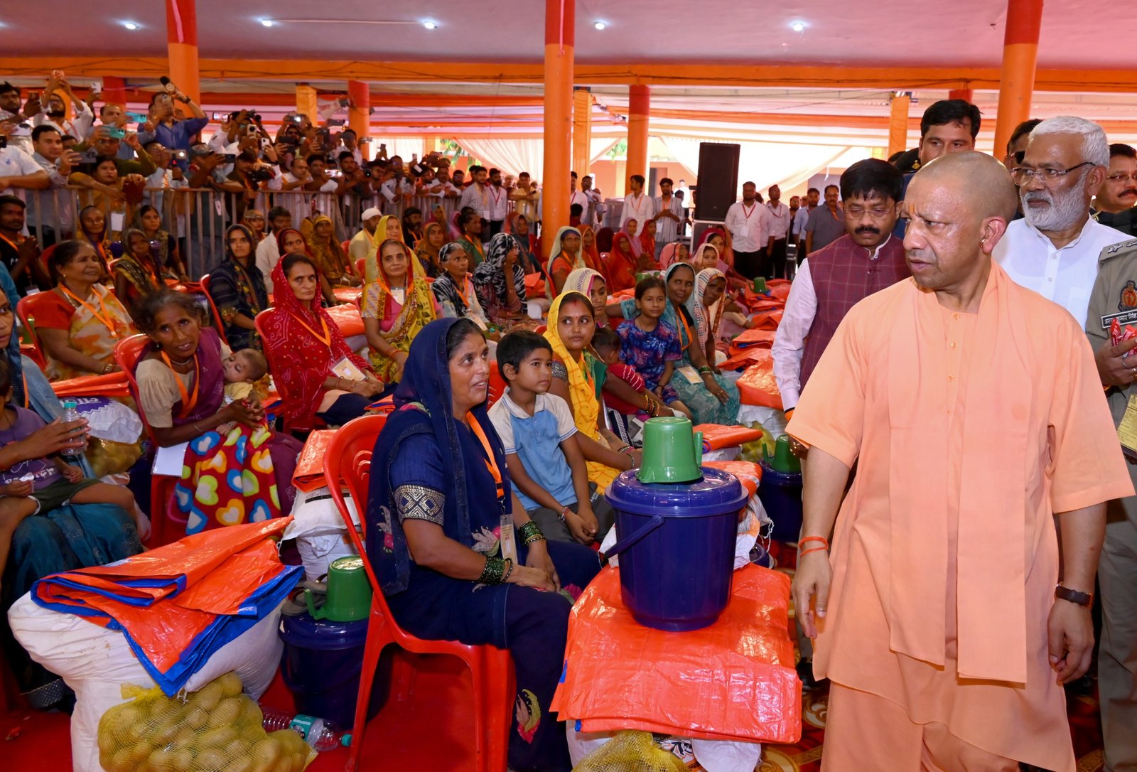 चित्रकूट में बाढ़ प्रभावित क्षेत्रों का मुख्यमंत्री योगी आदित्यनाथ ने हवाई और जमीनी निरीक्षण किया। मंदाकिनी नदी की बाढ़ से प्रभावित परिवारों से मुलाकात कर उन्होंने राशन किट और राहत सामग्री वितरित की। पूर्ण रूप से मकान क्षतिग्रस्त होने वाले तीन पीड़ितों को 1.20-1.20 लाख रुपये के चेक तथा कुछ लाभार्थियों को भूमि आवंटन प्रमाणपत्र दिए गए। सीएम योगी ने अधिकारियों को राहत कार्य में तेजी लाने और प्रभावित परिवारों के पुनर्वास के निर्देश दिए। उन्होंने कहा कि संकट की घड़ी में सरकार हर पीड़ित के साथ खड़ी है।