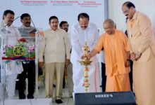 वेंकटचलम में स्वर्ण भारत ट्रस्ट के 25वें स्थापना दिवस समारोह में मुख्यमंत्री योगी आदित्यनाथ ने ग्रामीण भारत की आत्मनिर्भरता, शिक्षा और तकनीकी सशक्तीकरण पर जोर दिया। उन्होंने कहा कि भारत की सभ्यता की सबसे बड़ी शक्ति उसके गांव रहे हैं। सीएम ने पूर्व उपराष्ट्रपति एम. वेंकैया नायडू के सामाजिक योगदान की सराहना करते हुए ट्रस्ट के शिक्षा, स्वास्थ्य और कौशल विकास कार्यों को रेखांकित किया। उन्होंने कहा कि नई पीढ़ी आधुनिक तकनीक से लैस होने के साथ भारतीय संस्कृति और जड़ों से जुड़ी होनी चाहिए।