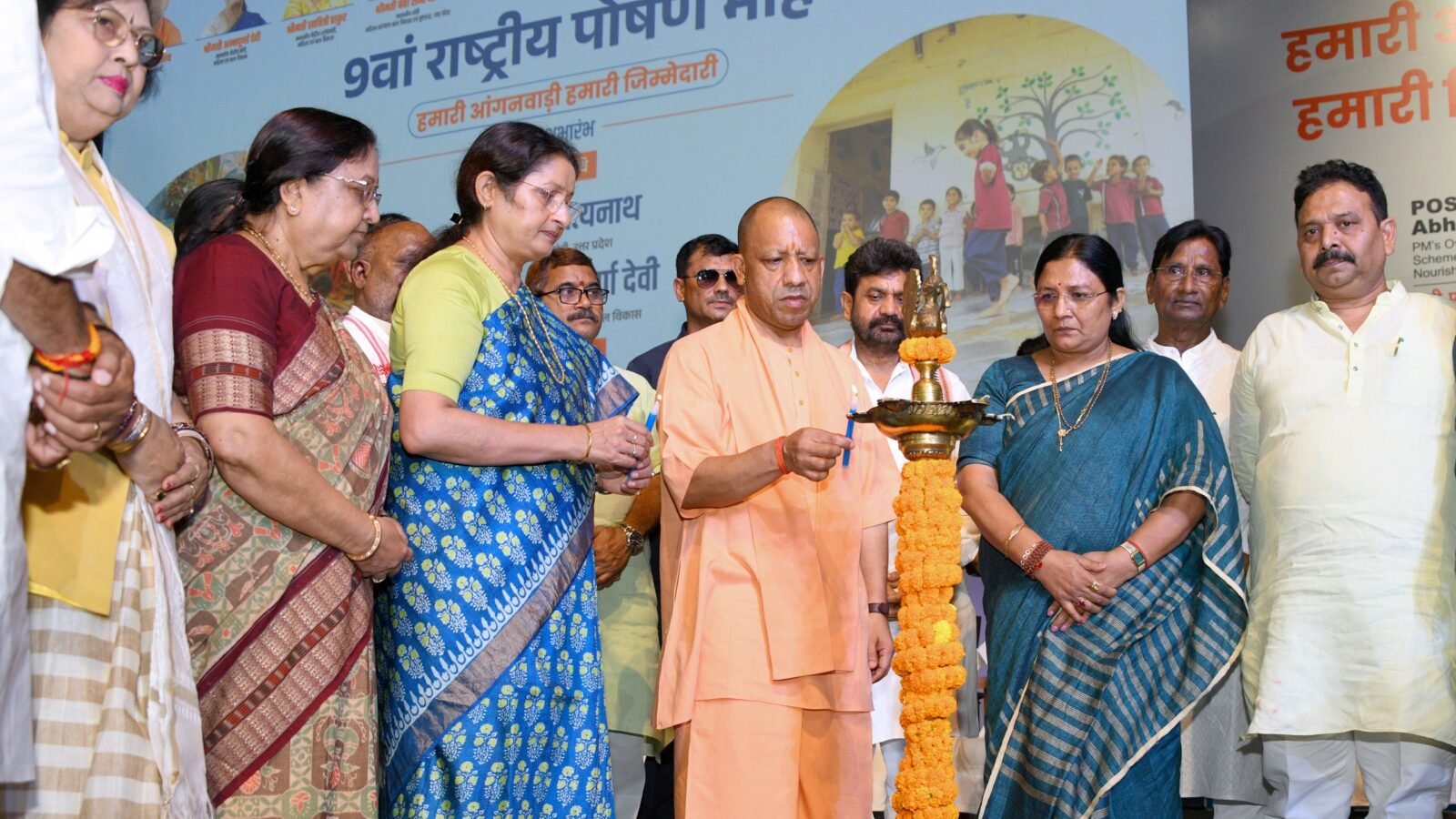 वाराणसी में 9वें राष्ट्रीय पोषण माह-2026 का शुभारंभ हुआ। कार्यक्रम में महिला एवं बाल विकास मंत्री बेबी रानी मौर्य, केंद्रीय मंत्री अन्नपूर्णा देवी और सावित्री ठाकुर ने पोषण, मातृ स्वास्थ्य और बाल विकास को लेकर सरकार की योजनाओं की जानकारी दी। मुख्यमंत्री योगी आदित्यनाथ ने विभिन्न राज्यों की आंगनबाड़ी कार्यकर्ताओं से संवाद किया। तमिलनाडु की आर. रंजनी ने जुड़वां बच्चों की देखभाल का भावुक अनुभव साझा किया। पोषण मेले में आठ राज्यों के आहार, योजनाओं और नवाचारों की झलक देखने को मिली।