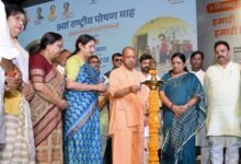 वाराणसी में 9वें राष्ट्रीय पोषण माह-2026 का शुभारंभ हुआ। कार्यक्रम में महिला एवं बाल विकास मंत्री बेबी रानी मौर्य, केंद्रीय मंत्री अन्नपूर्णा देवी और सावित्री ठाकुर ने पोषण, मातृ स्वास्थ्य और बाल विकास को लेकर सरकार की योजनाओं की जानकारी दी। मुख्यमंत्री योगी आदित्यनाथ ने विभिन्न राज्यों की आंगनबाड़ी कार्यकर्ताओं से संवाद किया। तमिलनाडु की आर. रंजनी ने जुड़वां बच्चों की देखभाल का भावुक अनुभव साझा किया। पोषण मेले में आठ राज्यों के आहार, योजनाओं और नवाचारों की झलक देखने को मिली।