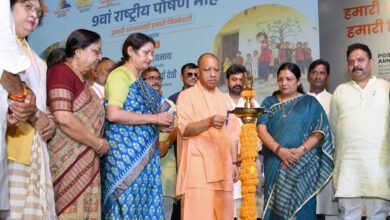 वाराणसी में 9वें राष्ट्रीय पोषण माह-2026 का शुभारंभ हुआ। कार्यक्रम में महिला एवं बाल विकास मंत्री बेबी रानी मौर्य, केंद्रीय मंत्री अन्नपूर्णा देवी और सावित्री ठाकुर ने पोषण, मातृ स्वास्थ्य और बाल विकास को लेकर सरकार की योजनाओं की जानकारी दी। मुख्यमंत्री योगी आदित्यनाथ ने विभिन्न राज्यों की आंगनबाड़ी कार्यकर्ताओं से संवाद किया। तमिलनाडु की आर. रंजनी ने जुड़वां बच्चों की देखभाल का भावुक अनुभव साझा किया। पोषण मेले में आठ राज्यों के आहार, योजनाओं और नवाचारों की झलक देखने को मिली।