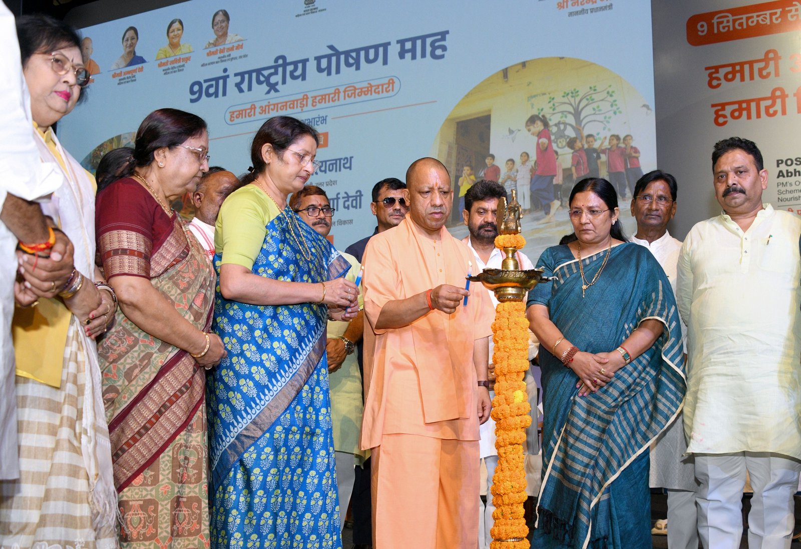वाराणसी में 9वें राष्ट्रीय पोषण माह-2026 का शुभारंभ हुआ। कार्यक्रम में महिला एवं बाल विकास मंत्री बेबी रानी मौर्य, केंद्रीय मंत्री अन्नपूर्णा देवी और सावित्री ठाकुर ने पोषण, मातृ स्वास्थ्य और बाल विकास को लेकर सरकार की योजनाओं की जानकारी दी। मुख्यमंत्री योगी आदित्यनाथ ने विभिन्न राज्यों की आंगनबाड़ी कार्यकर्ताओं से संवाद किया। तमिलनाडु की आर. रंजनी ने जुड़वां बच्चों की देखभाल का भावुक अनुभव साझा किया। पोषण मेले में आठ राज्यों के आहार, योजनाओं और नवाचारों की झलक देखने को मिली।