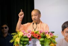 वाराणसी में मुख्यमंत्री योगी आदित्यनाथ ने 9वें राष्ट्रीय पोषण माह-2026 का शुभारंभ किया। उन्होंने आंगनवाड़ी केंद्रों को पोषण, प्रारंभिक शिक्षा और बाल विकास का आधार बताते हुए कहा कि बच्चों का स्वस्थ बचपन ही मजबूत भारत की नींव है। प्रदेश में 70 हजार से अधिक आंगनवाड़ी केंद्रों का कायाकल्प किया गया है और करीब 1.56 करोड़ लाभार्थियों तक पोषण सेवाएं पहुंच रही हैं। टेक-होम राशन में तकनीक, जीपीएस ट्रैकिंग और क्यूआर कोड से पारदर्शिता बढ़ाई गई है।